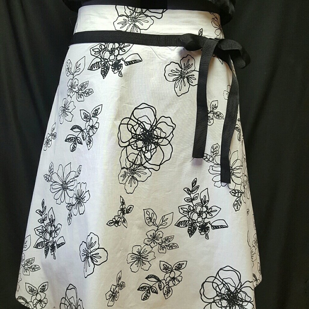 Silver Lake casuals -A Line Skirt -size 10 Blk/ Wt