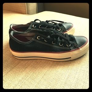 Like new converse sneakers