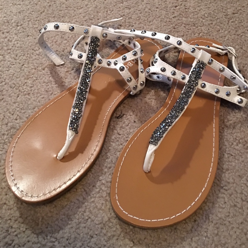 Sandals fits a 7 as well