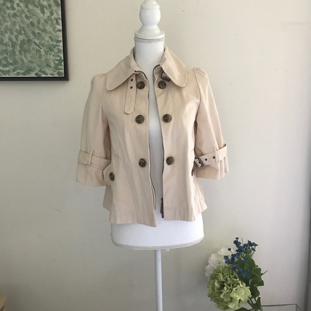 Quarter sleeve trench coat/jacket.