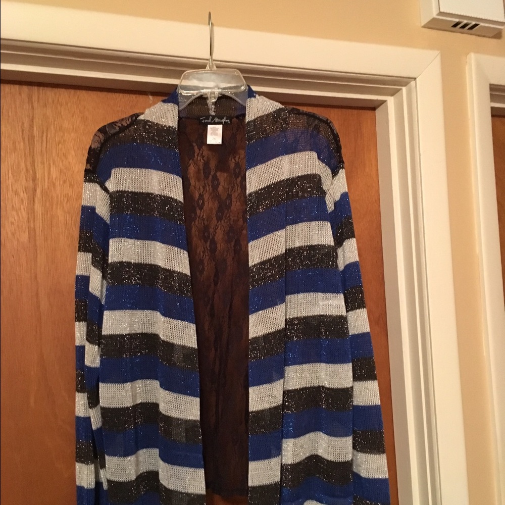 Long sleeve light cardigan.