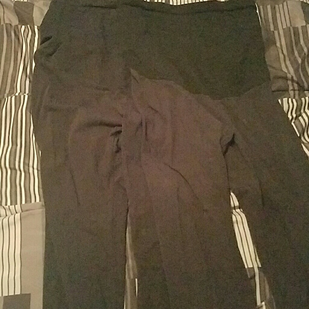 Black maternity leggings.