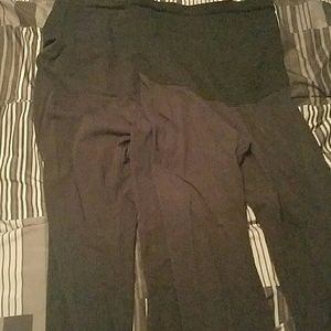 Black maternity leggings.