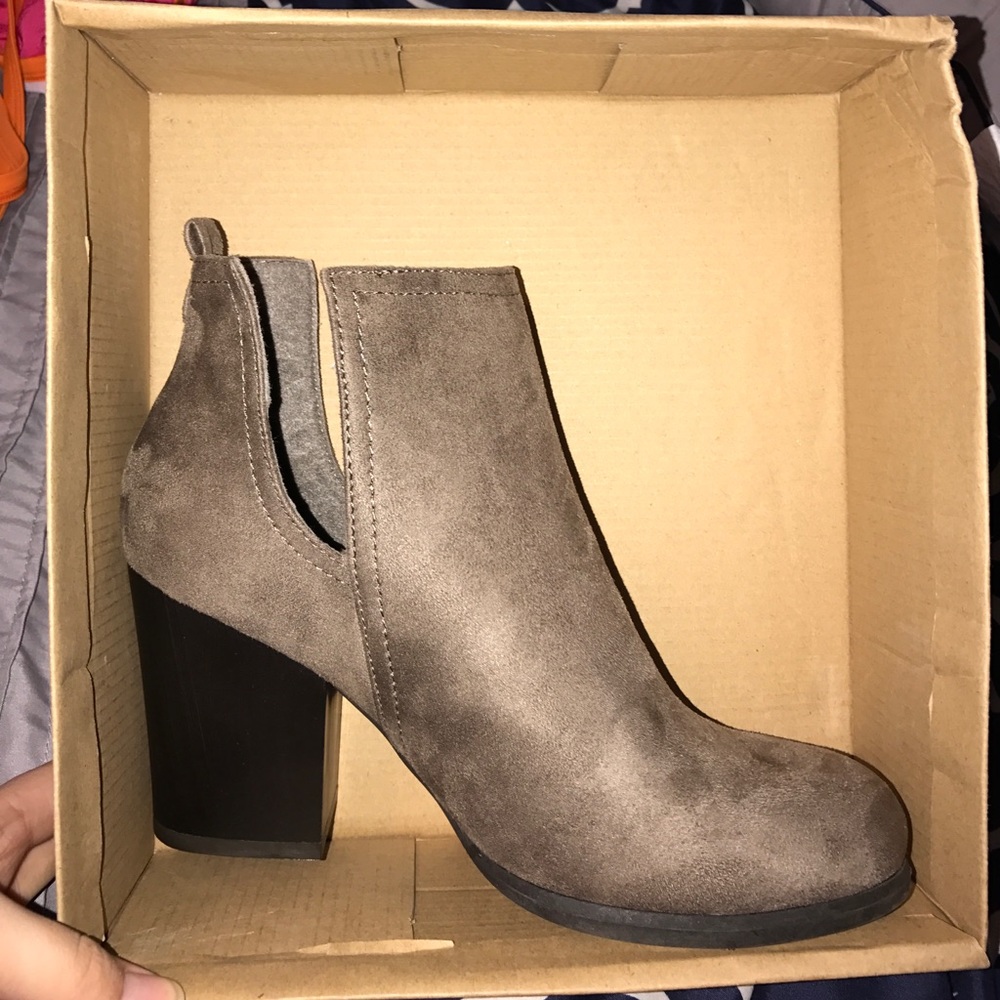 Side slit heel bootie