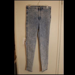 Light blue jeans/jeggings