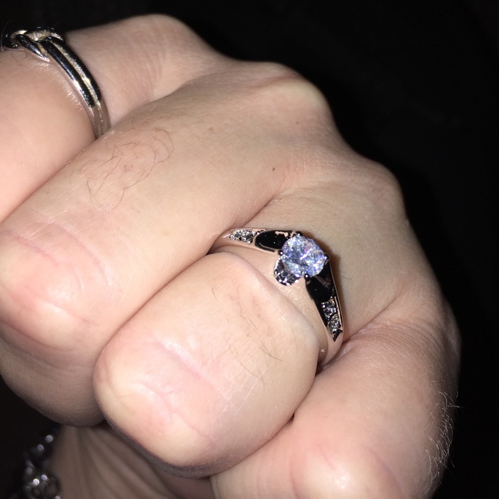 💍Engagement Style Ring 💍 - Picture 2 of 4