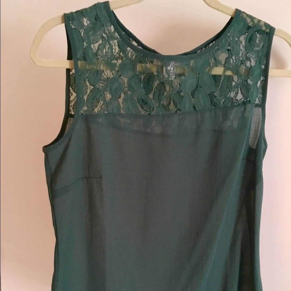 Beautiful sheer green lace sleeveless shell. XS