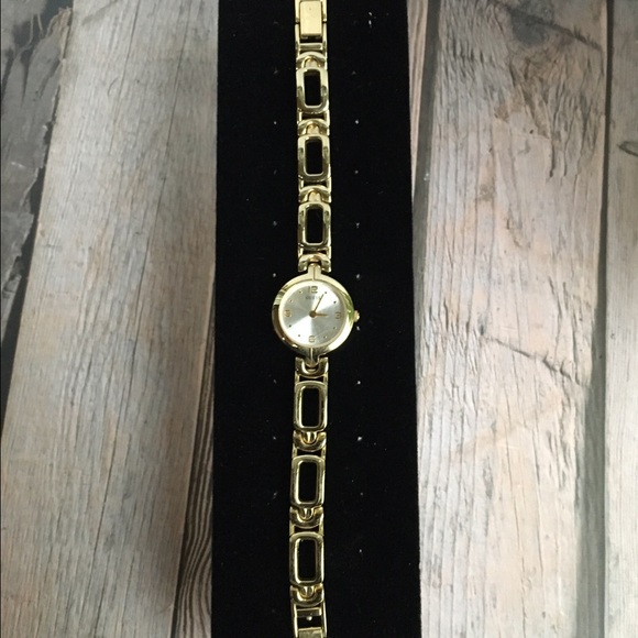 Guess Women's Gold Link Watch - Picture 2 of 2
