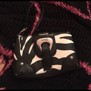 NY&CO Zebra Printed Wristlet | black & white |
