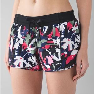 NWT Lululemon Hotty Hot Shorts in Pop Cut, size 10