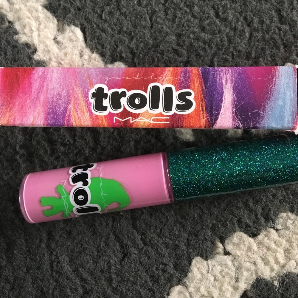 Mac trolls lipglass saint germain