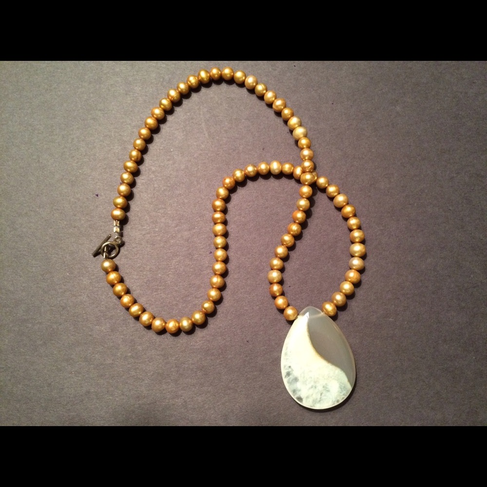 Agate and gold pearl necklace