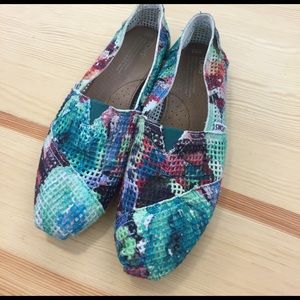 Awesome discontinued TOMS size 8.5