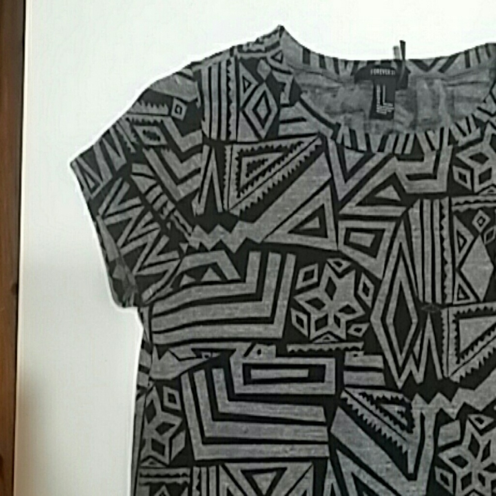 Geometric back and gray forever 21 t-shirt
