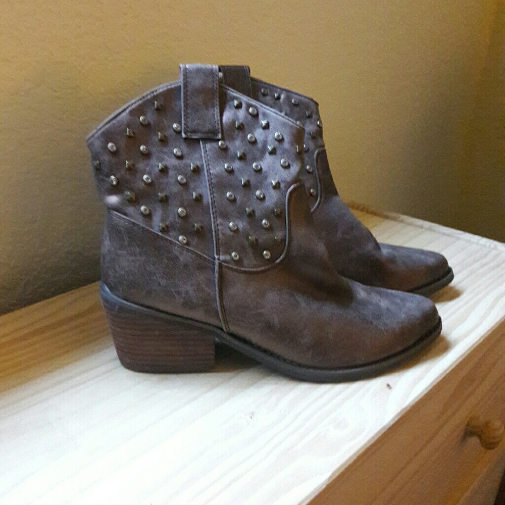 Cowboy boots with studs
