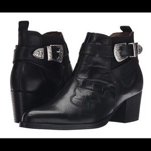 Wildwest buckle detail bootie