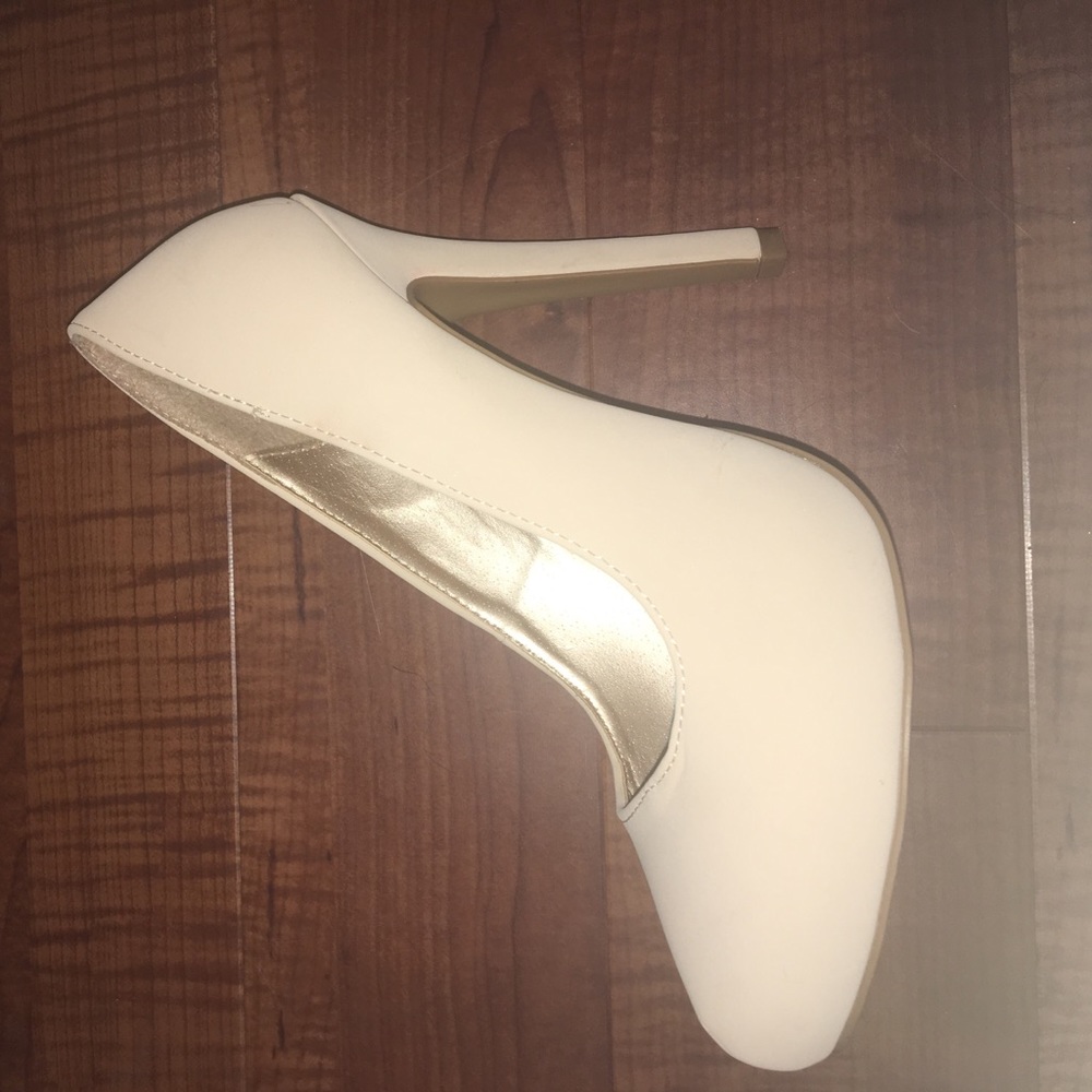 Nude pumps