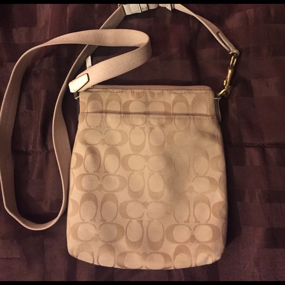 FREE Coach cosmetic bag & Authentic crossbody - Picture 2 of 4