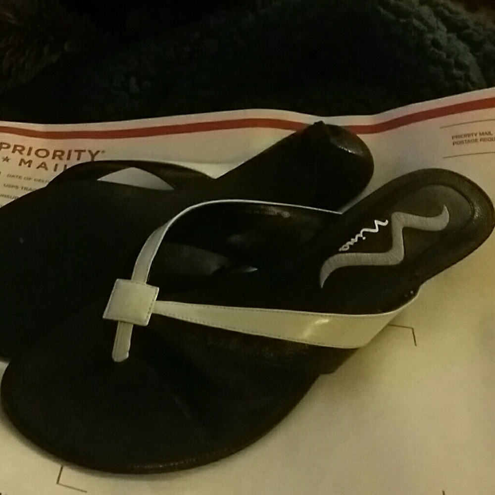 SZ 8M NINA BLACK/WHITE BACKLESS SANDALS