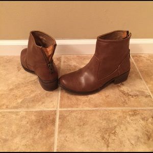 Brown leather ankle boots. Size 8M like new