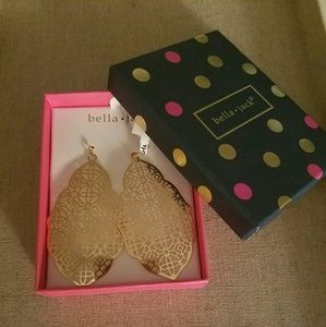 Pretty gold earrings