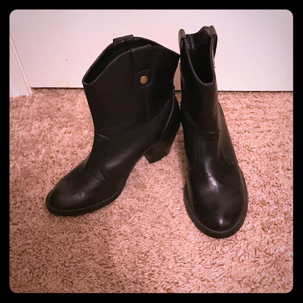 Soda size 7 black ankle boots