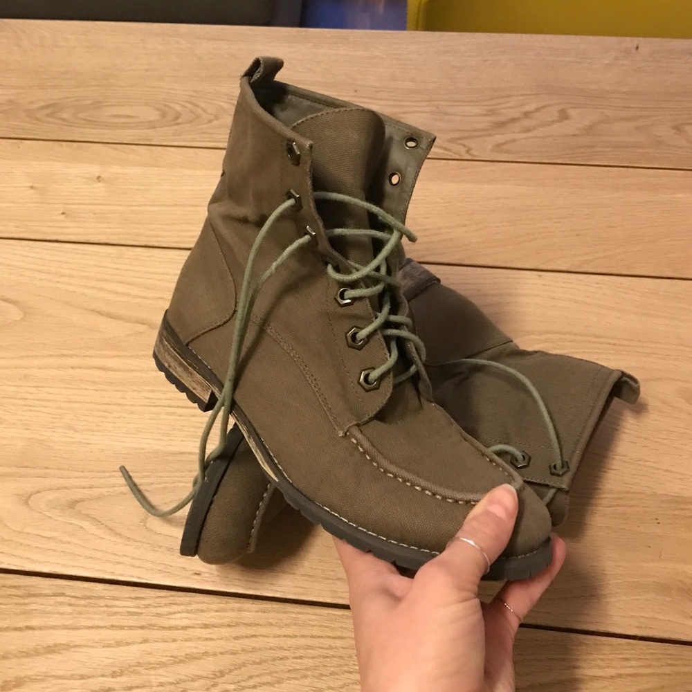 Canvas combat boot