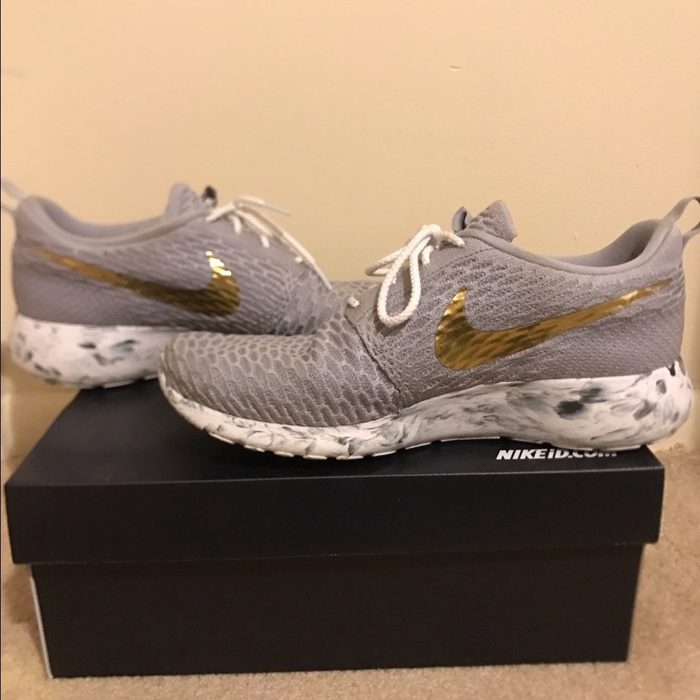 ✔️Women's Nike ID Roshe Run✔️