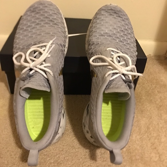 ✔️Women's Nike ID Roshe Run✔️ - Picture 2 of 6