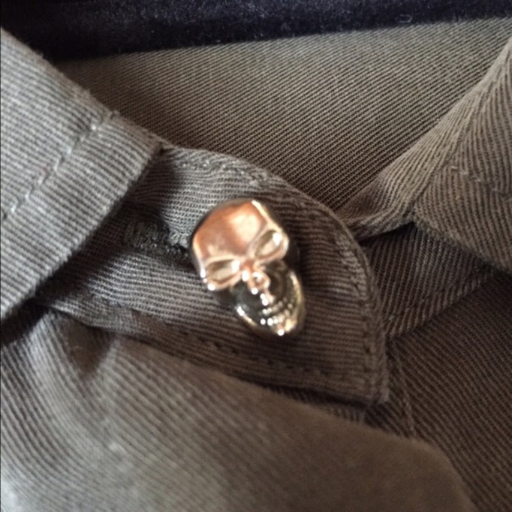 Olive shirt with skull button at collar! 💗💀💗