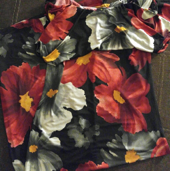 Beautiful flower dress - Picture 3 of 6