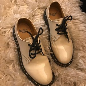 Dr. Martens cream low rise lace up oxfords loafers