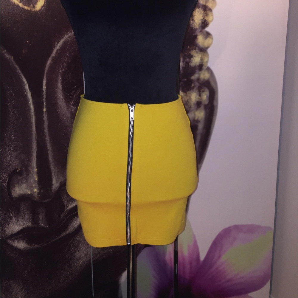 Front zipper mini skirt.