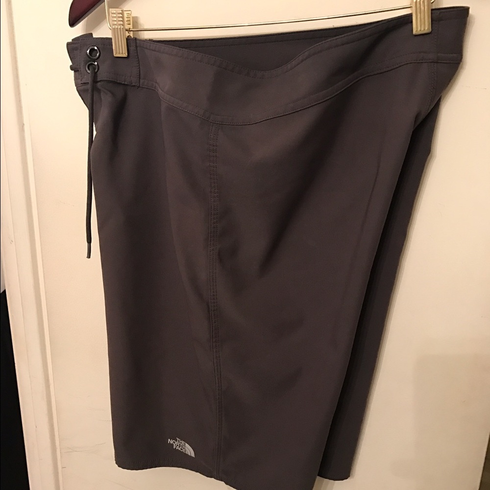 M Lg North Face shorts in excellent condition