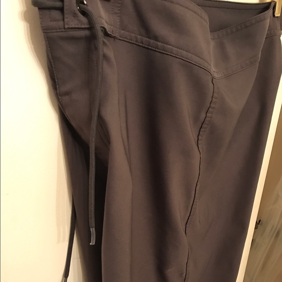 M Lg North Face shorts in excellent condition - Picture 3 of 3