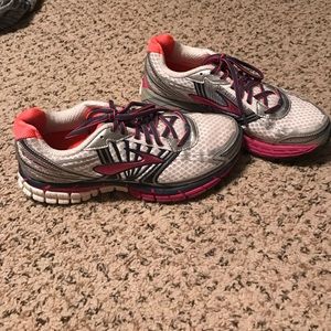 Brooks adrenaline GTS shoes size 8.5