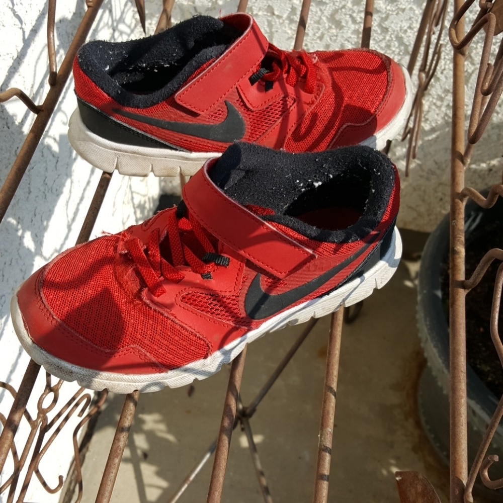 Boys nike shoes - Picture 2 of 2