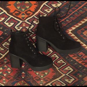 Stylish Black Boots size 6 great condition