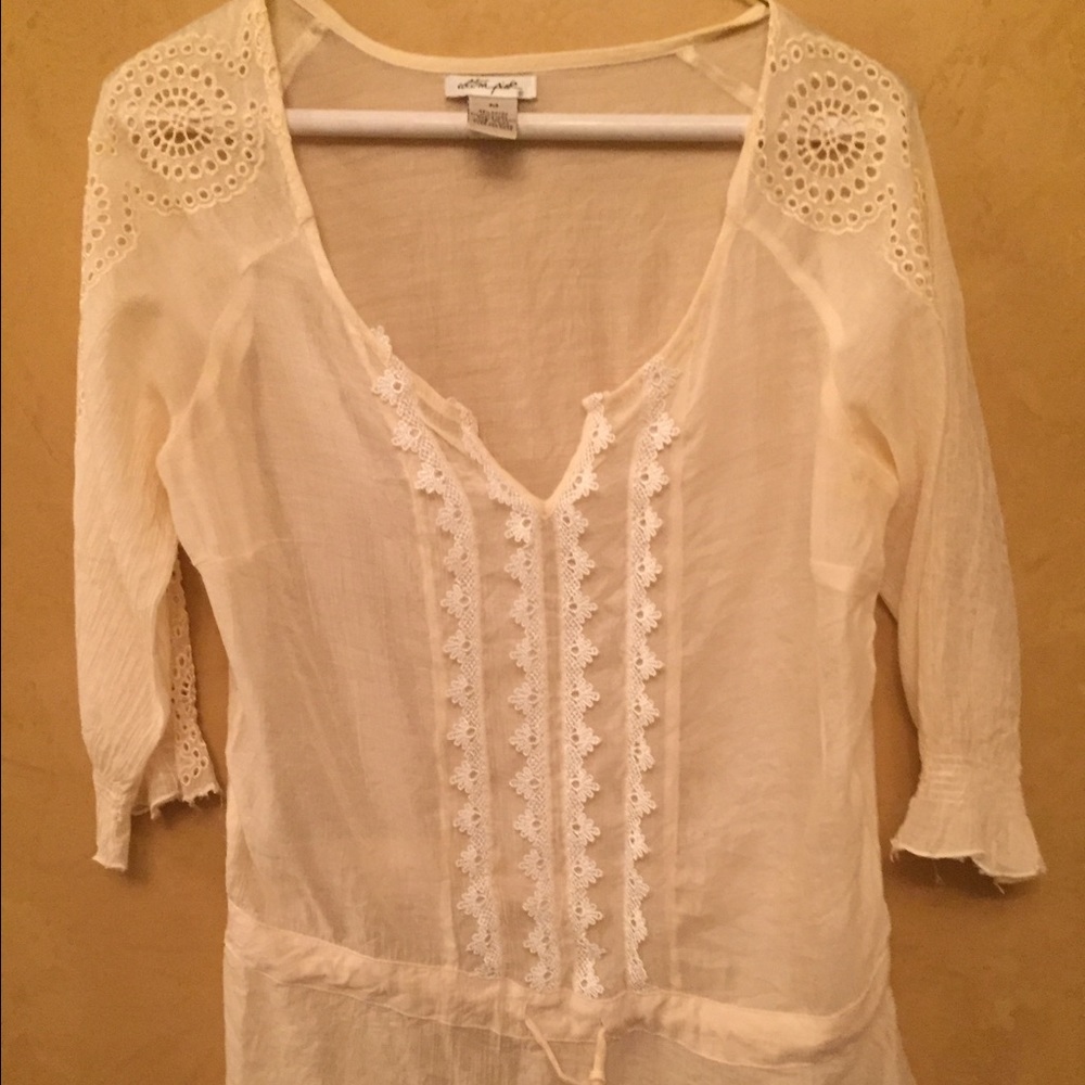 🌸Buy 2 for $10🌸 
cream top. Lace on sleeves