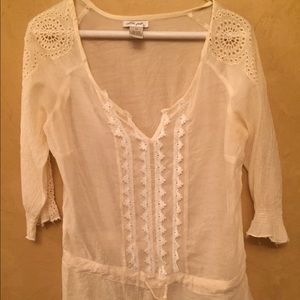 🌸Buy 2 for $10🌸 
cream top. Lace on sleeves