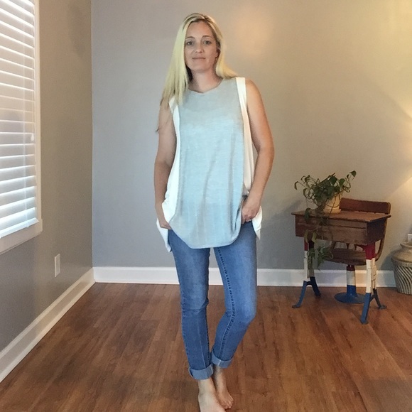 🔹1 Large Left 🔹White and Blue Colorblock Top - Picture 4 of 7