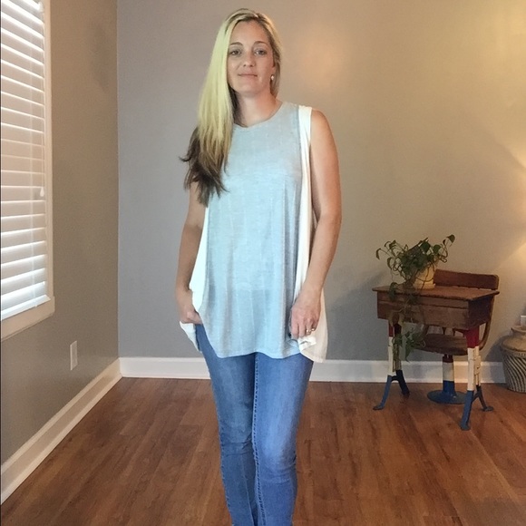 🔹1 Large Left 🔹White and Blue Colorblock Top - Picture 6 of 7