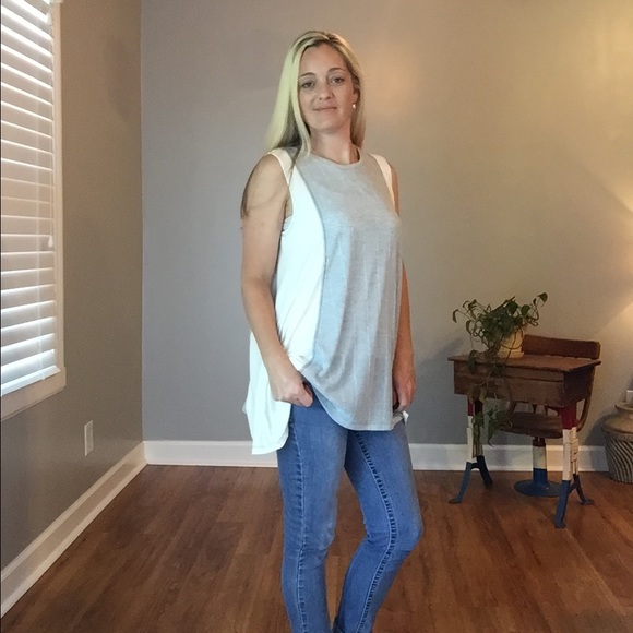 🔹1 Large Left 🔹White and Blue Colorblock Top - Picture 5 of 7