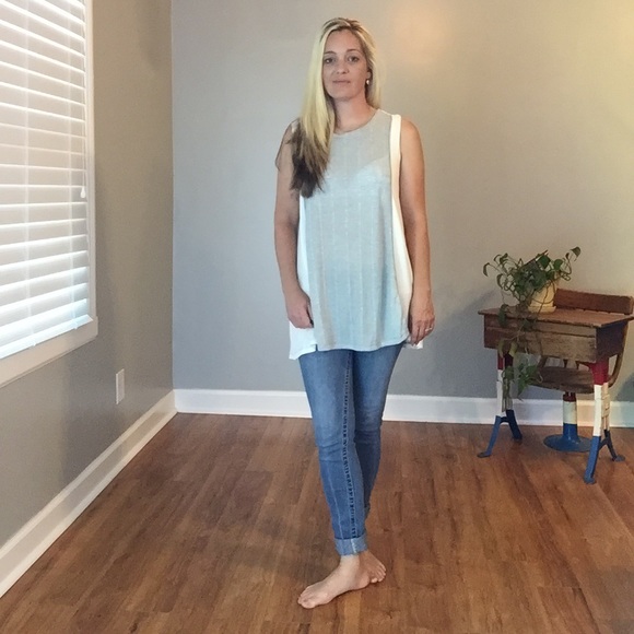 🔹1 Large Left 🔹White and Blue Colorblock Top - Picture 3 of 7