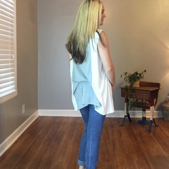 🔹1 Large Left 🔹White and Blue Colorblock Top - Picture 7 of 7