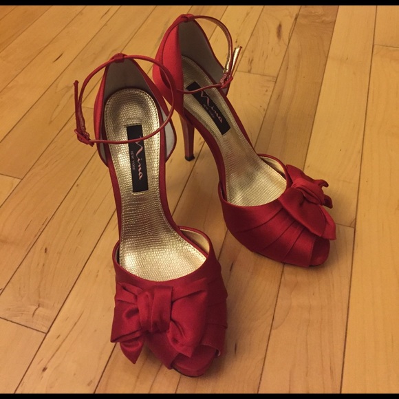 ⛔️SOLD⛔️Nina Red Satin Shoes Size 7 - Picture 2 of 7