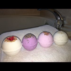 4 Bath Bombs set with surprise necklace or ring