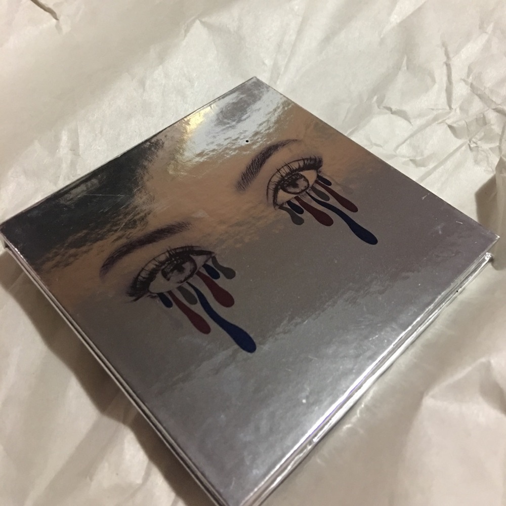 Kylie Jenner holiday edition palette