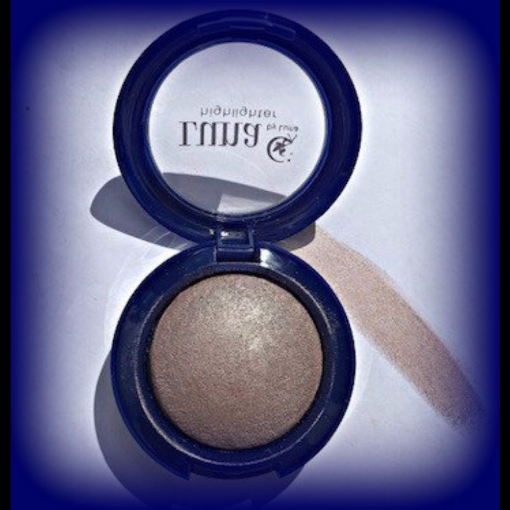 Makeup highlighter