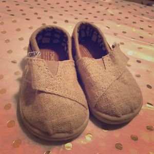*New* Infant Boy TOMS Size 4